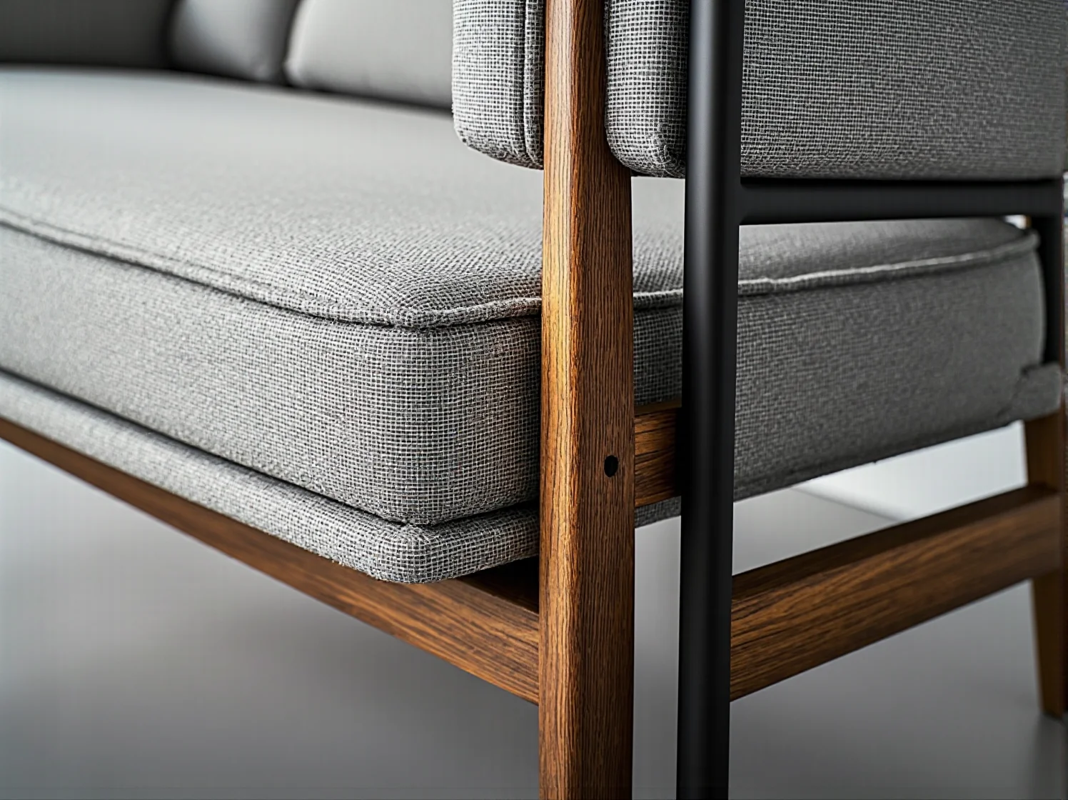 Elastyczna aranżacja modułowych mebli ogrodowych na małym balkonie.