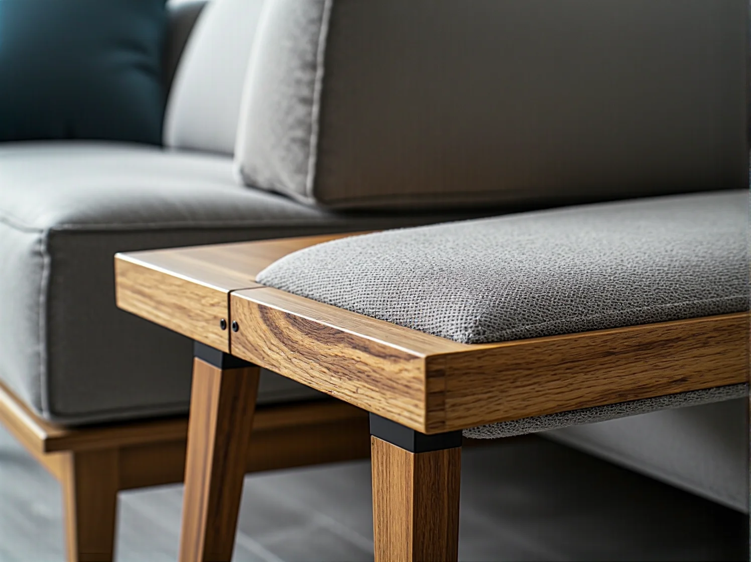 Mały balkon w stylu eko z kompletem mebli rattanowych i ziołami w doniczkach. Inspiracja do małej przestrzeni.