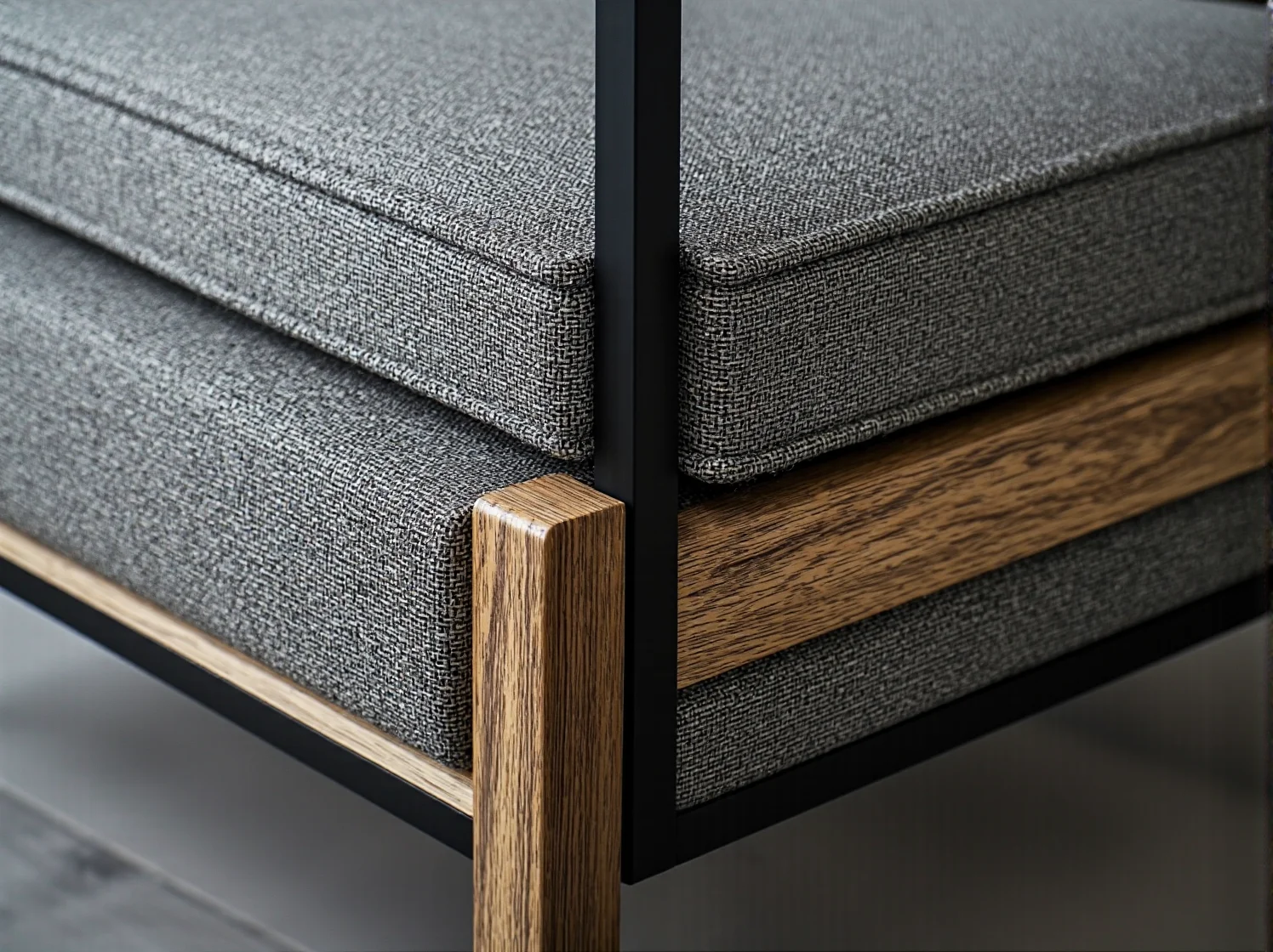 Zbliżenie na ekologiczne meble ogrodowe wykonane z drewna z recyklingu, widoczna naturalna faktura.