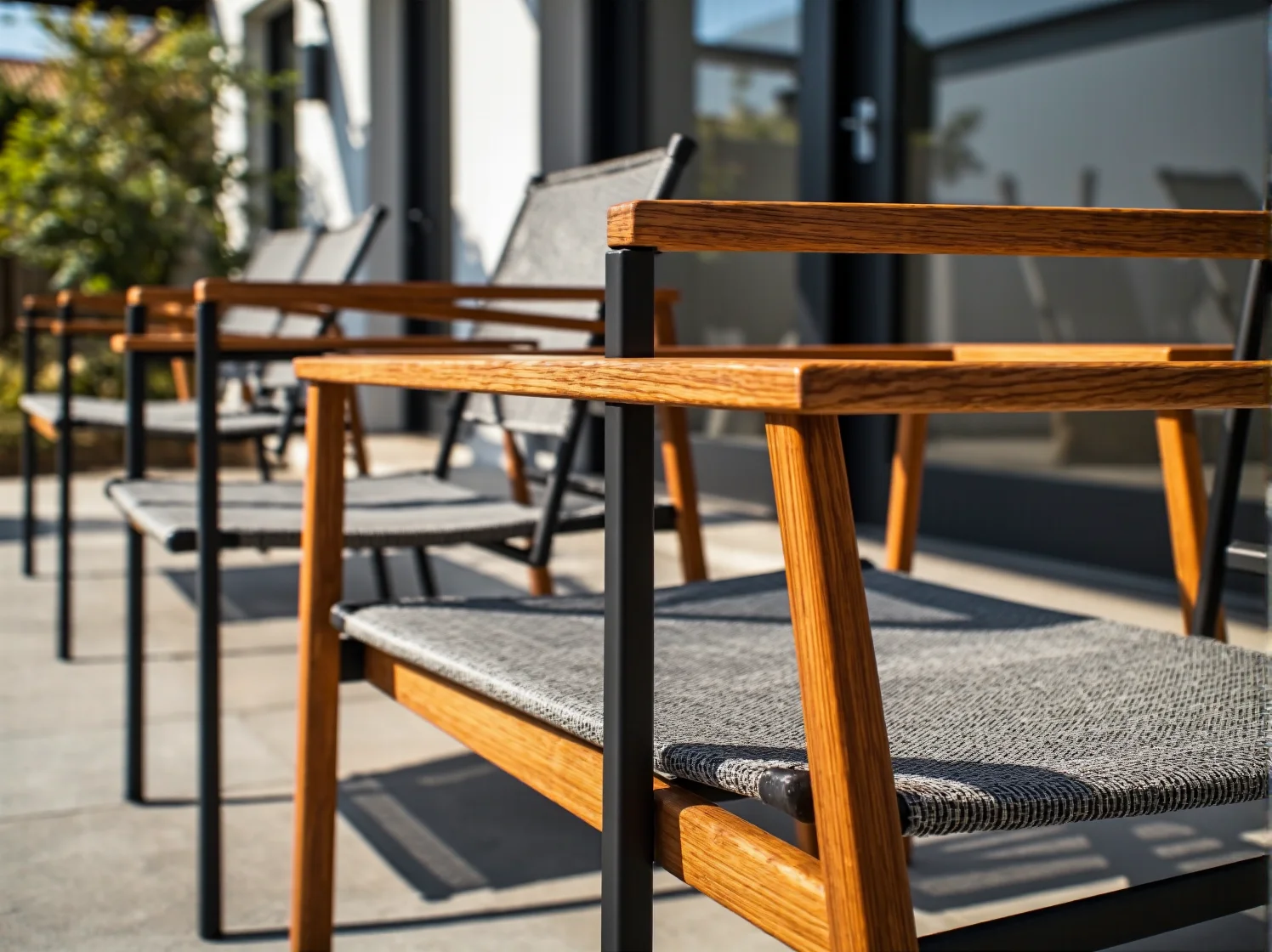 Wygodny fotel tarasowy o surowym industrialnym designie z miękkimi poduszkami.