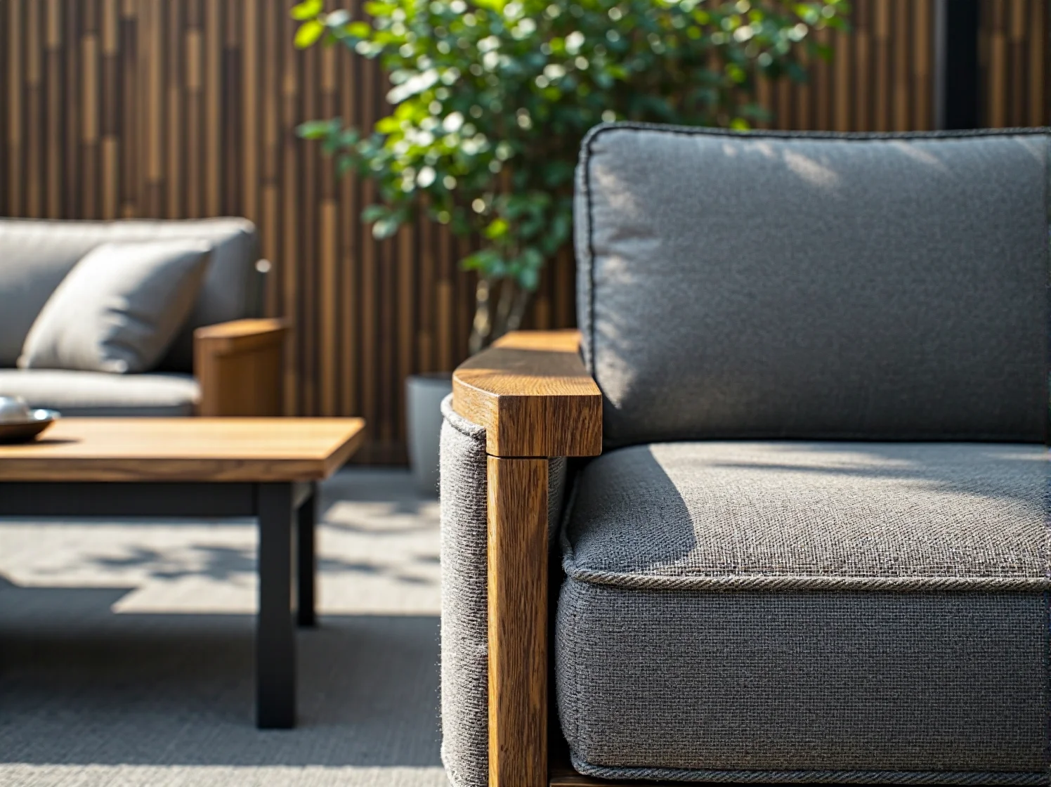 Inspiracje na aranżację ogrodu z dodatkami z litego drewna, widoczna drewniana pergola i zestaw mebli wypoczynkowych.