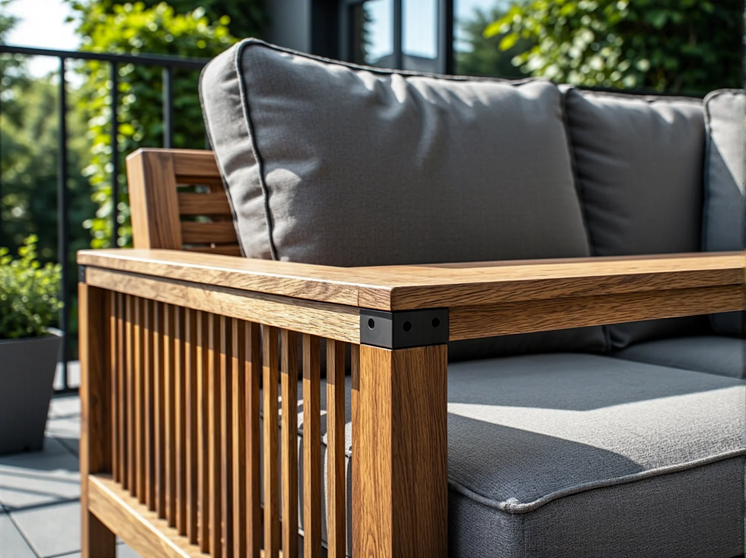 Przytulny kącik na małym balkonie z wygodnymi meblami i nastrojowym oświetleniem.