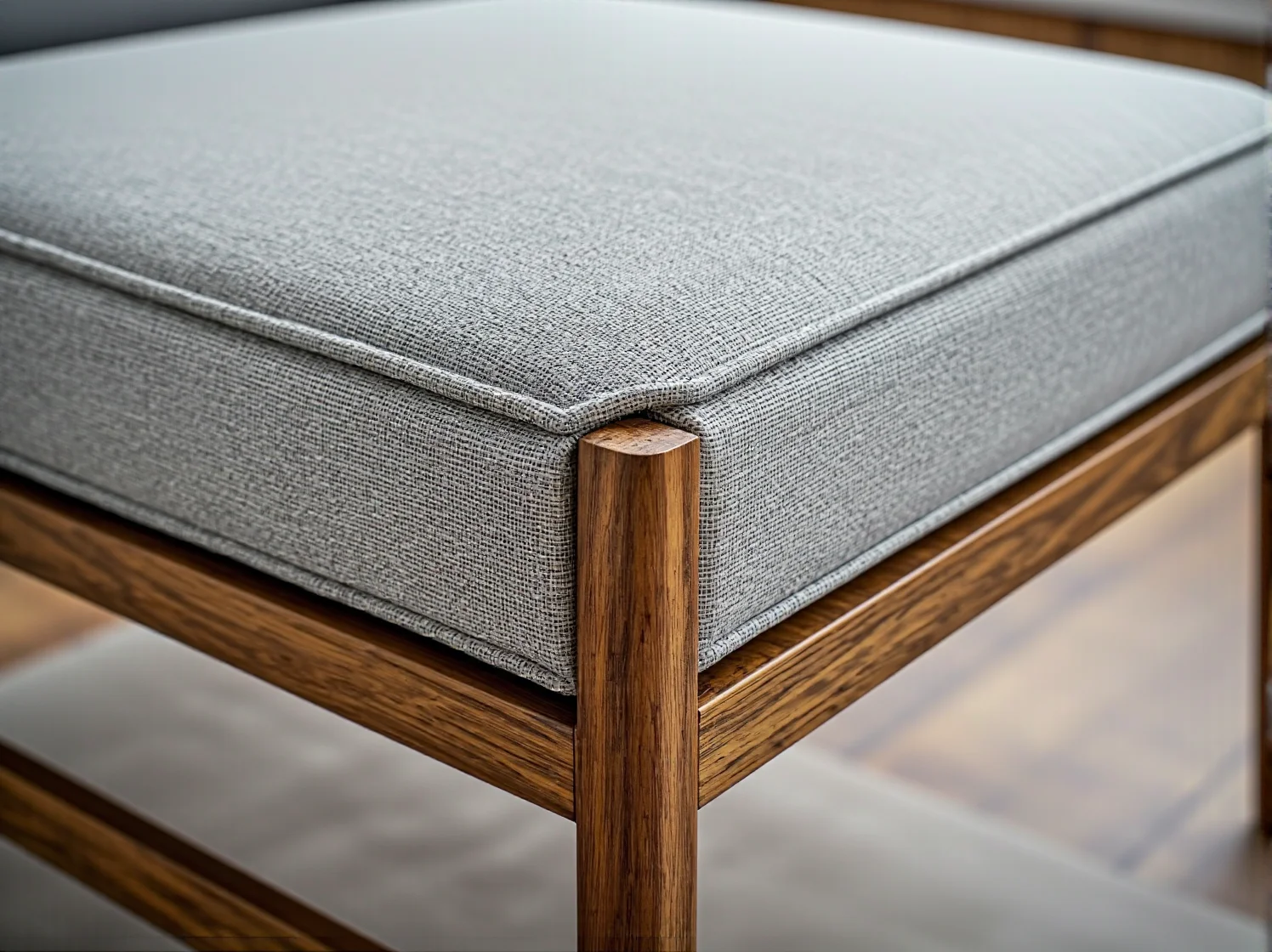 Jasna kanapa narożna na drewnianych nóżkach w przytulnym salonie. Optyczne powiększenie małego wnętrza.