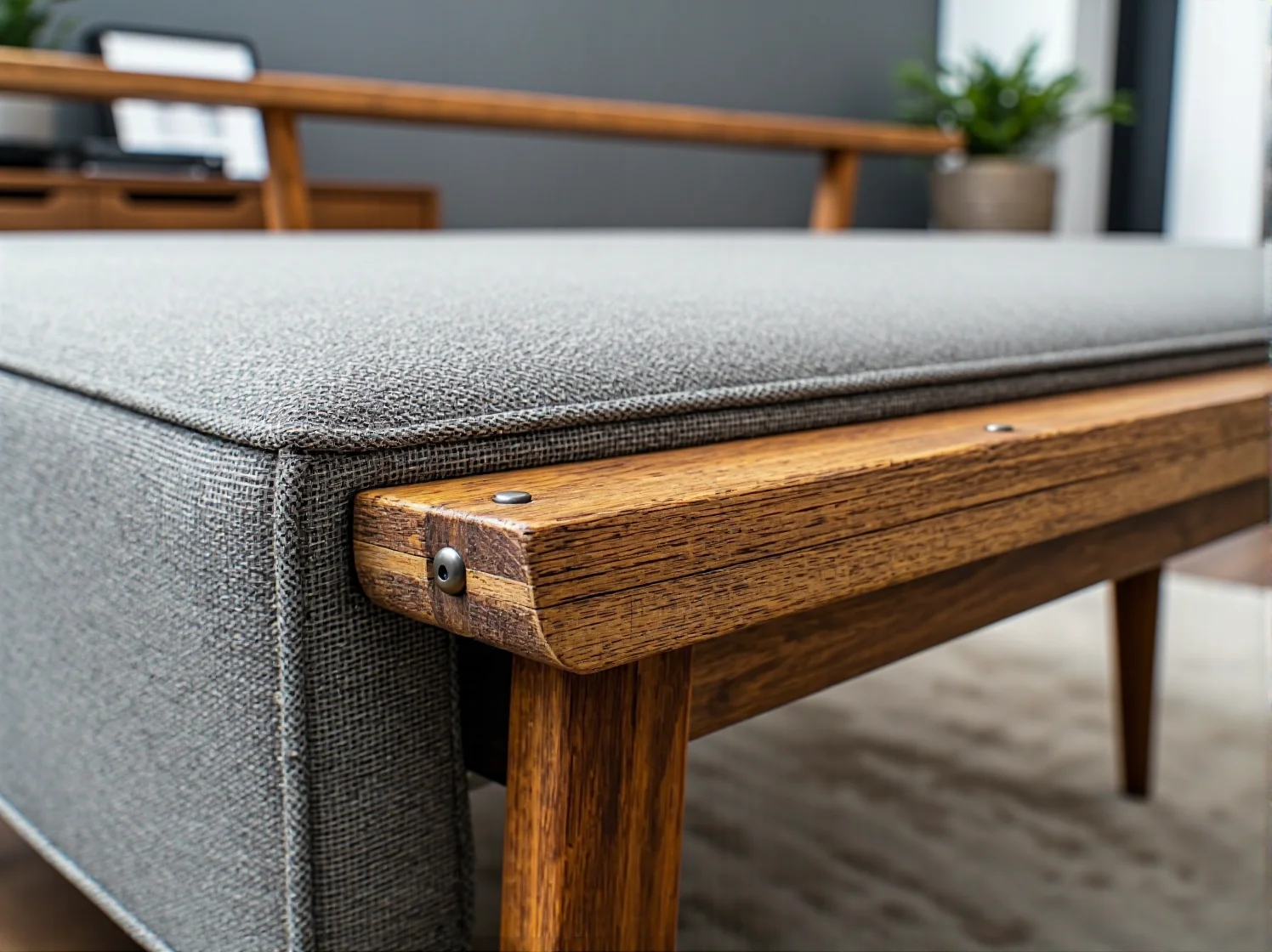 Jasne meble optycznie powiększające przestrzeń w małym pokoju