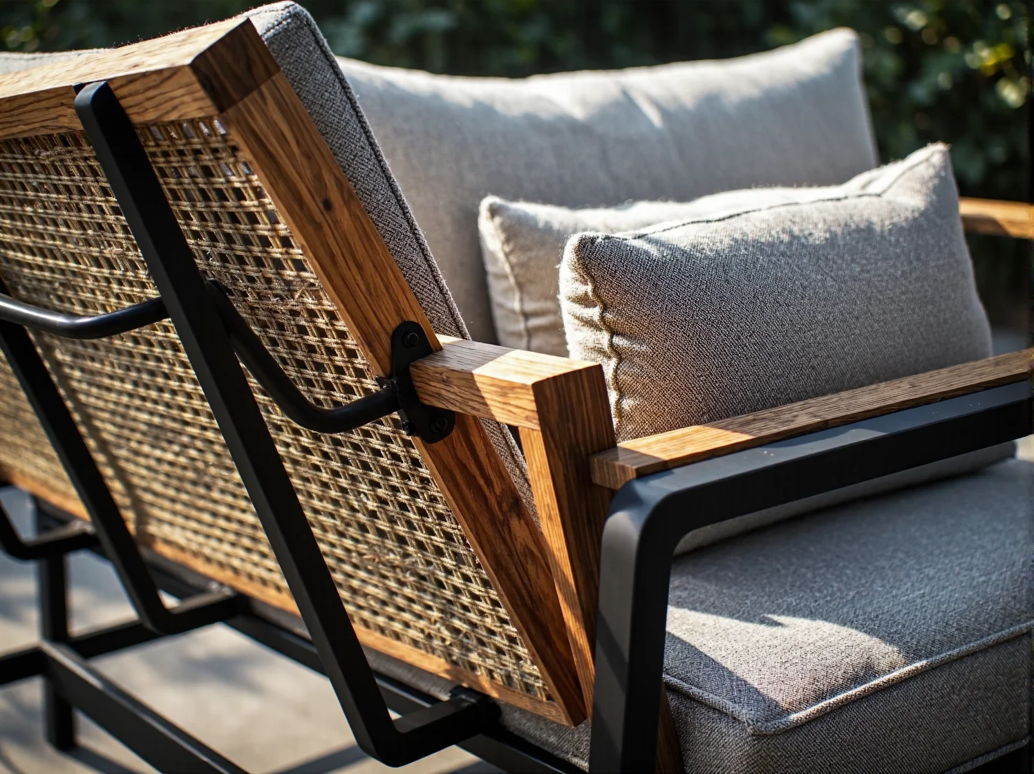 Zbliżenie na mechanizm regulacji oparcia w trwałym i wygodnym krześle ogrodowym.