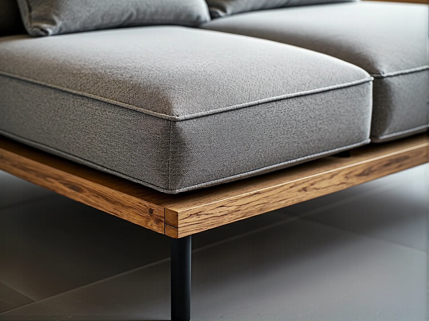 Lampa stojąca w stylu industrialnym wykonana ze starych kół zębatych.