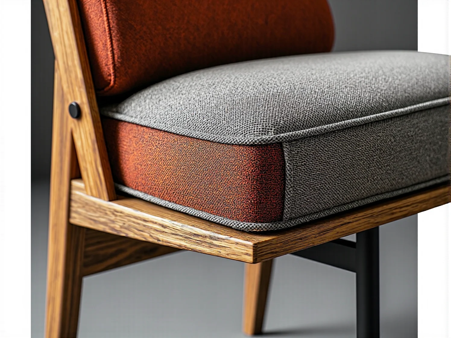 Tapicerowane krzesło szaro-bordowe na dębowej ramie