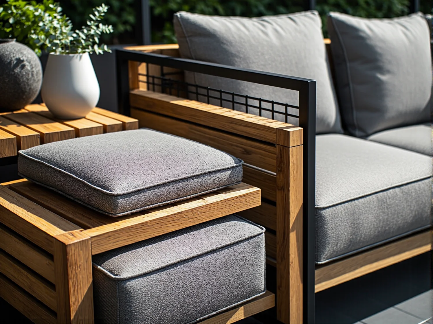 Ciepłe światło LED z nowoczesnych lamp solarnych tworzące nastrój na skalnej ścieżce.