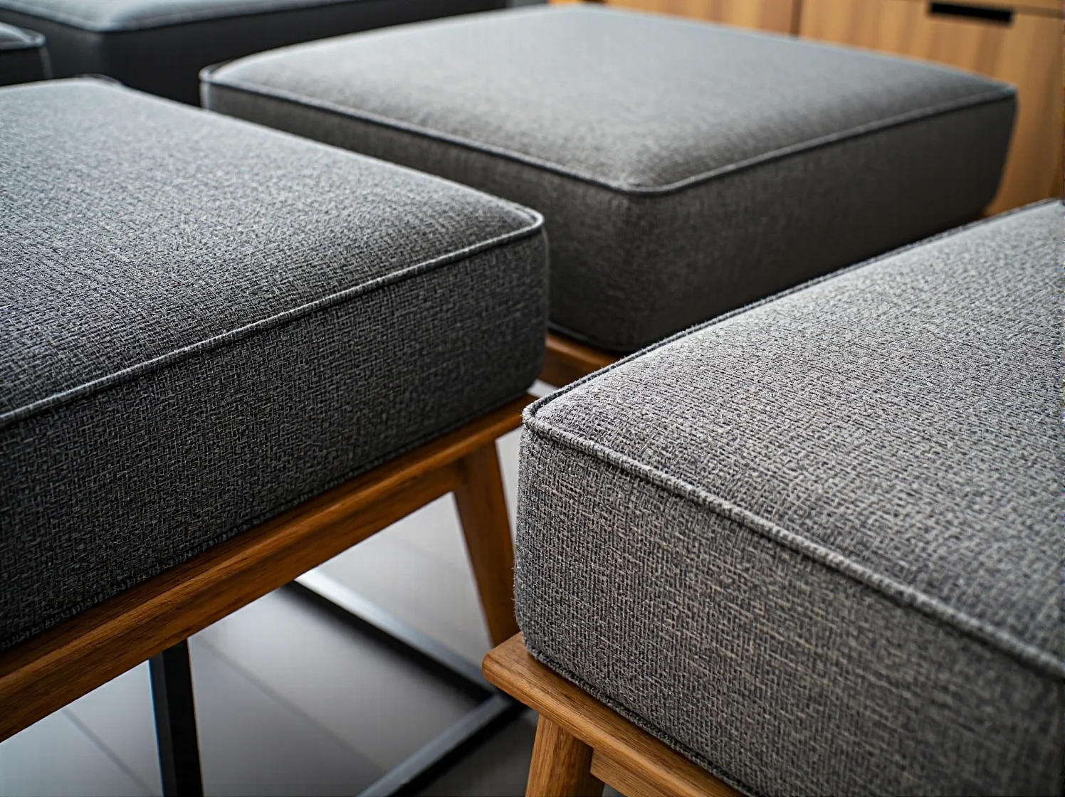 Praktyczne i pojemne szafy wnękowe idealne do małego mieszkania