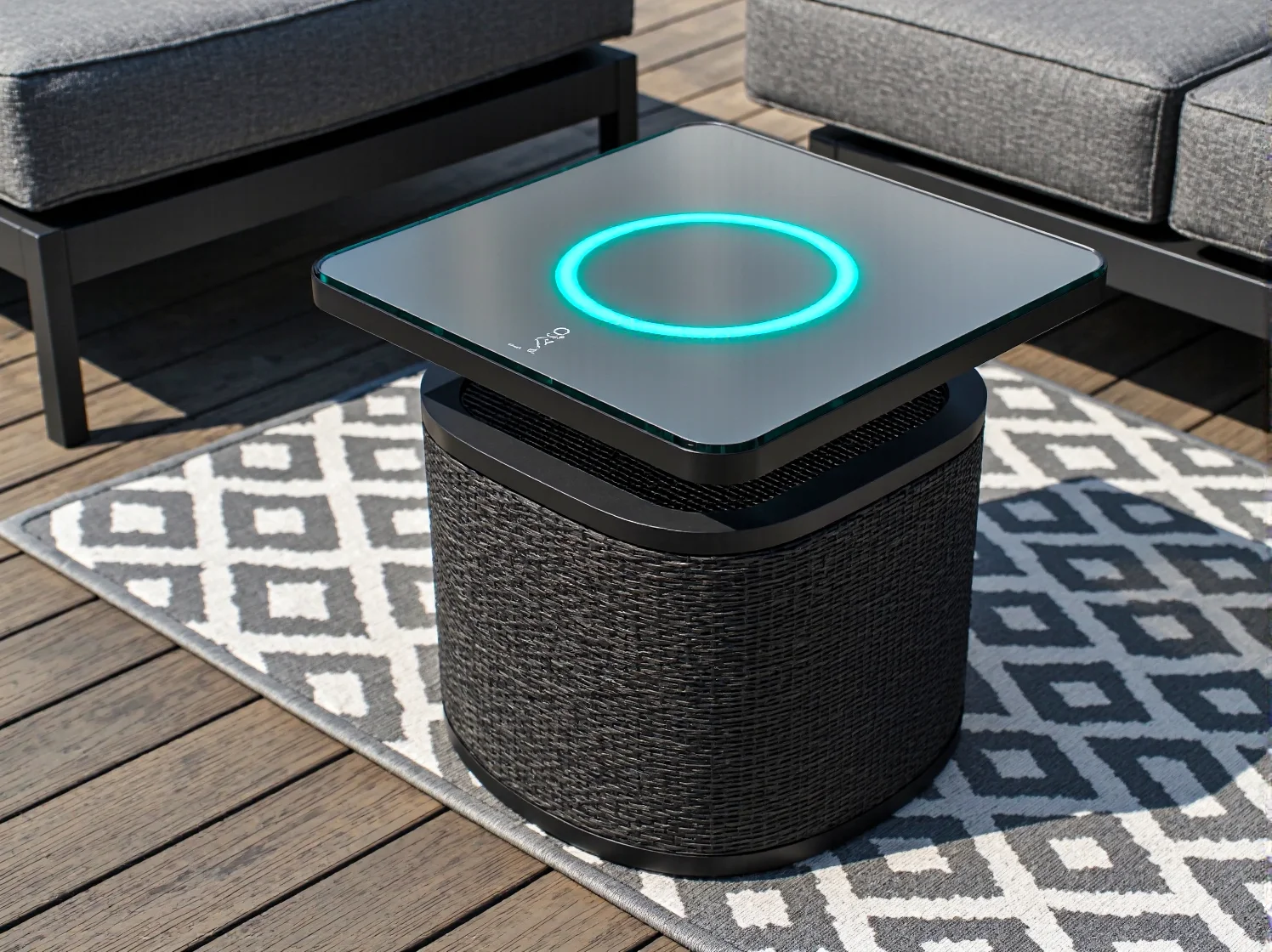 Smart stół jadalniany na zewnątrz z wbudowanym biokominkiem i ukrytą chłodziarką.