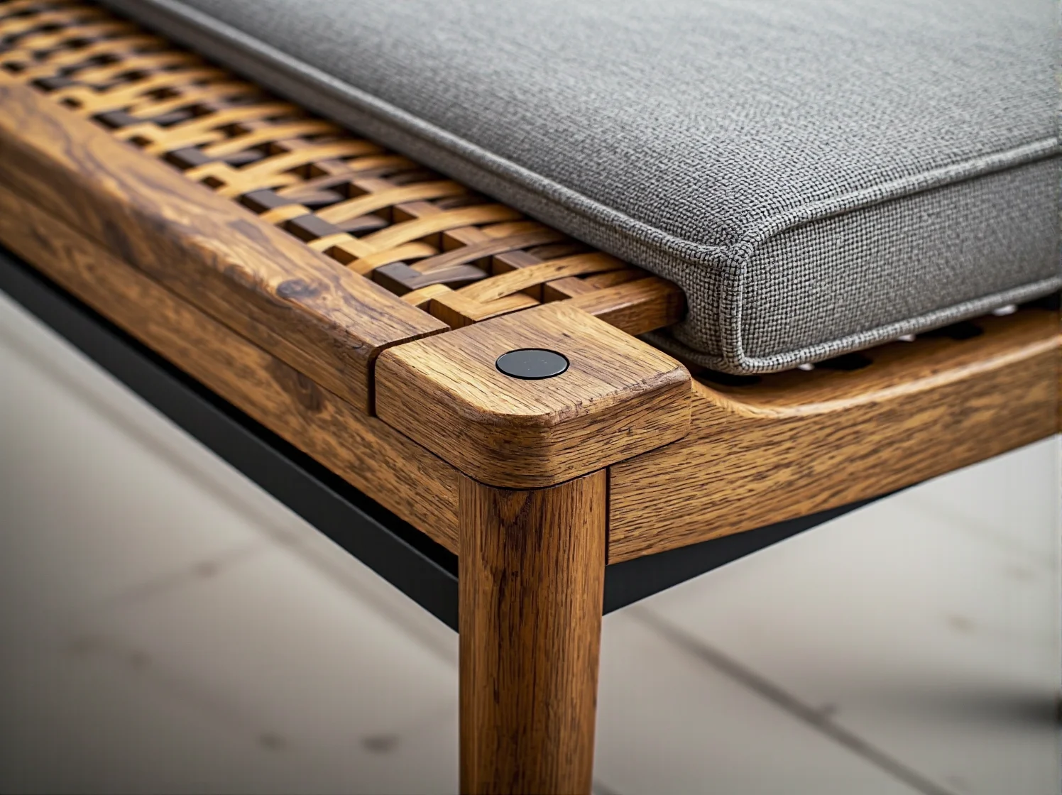 Nowoczesna jadalnia z rozkładanym stołem, idealnym do przyjmowania gości i małych przestrzeni.