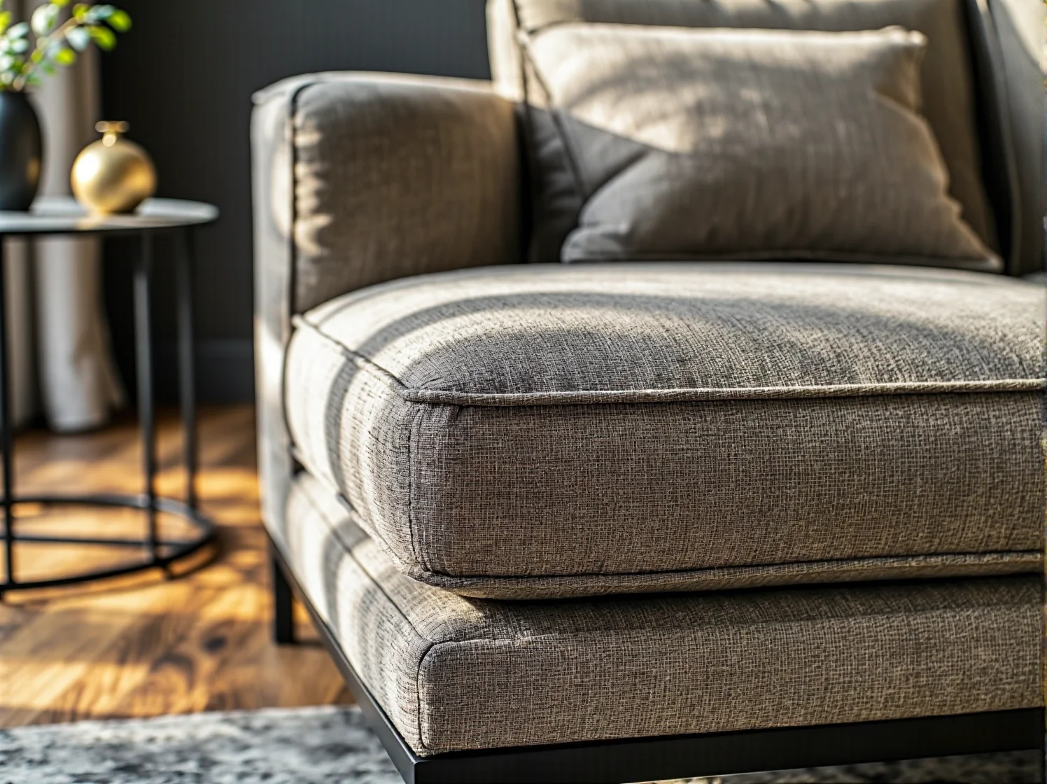 Tapicerowana sofa szara z tkaniny z miękkimi poduszkami