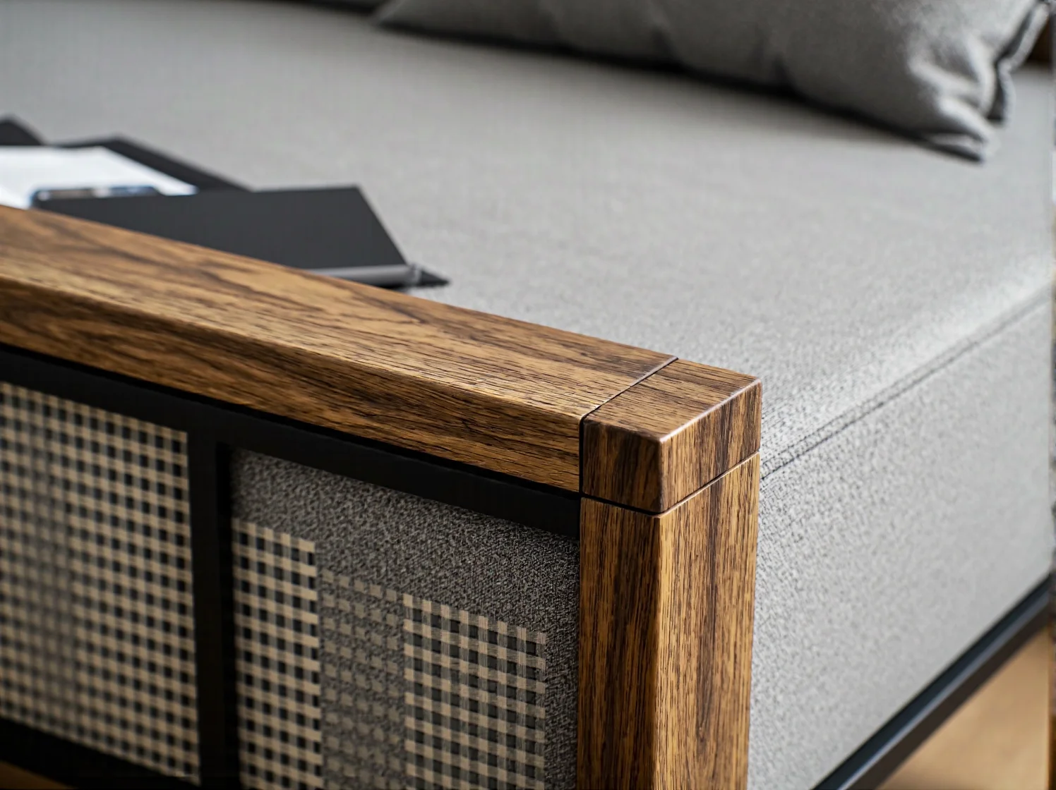 Wąskie łóżko tapicerowane z cienką ramą w nowoczesnej i małej sypialni.