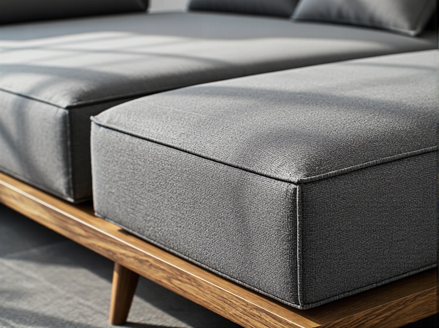 Komfortowy materac na łóżku kontynentalnym w przytulnej, wąskiej sypialni.